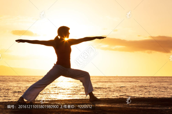 一個(gè)美麗的瑜伽女子剪影