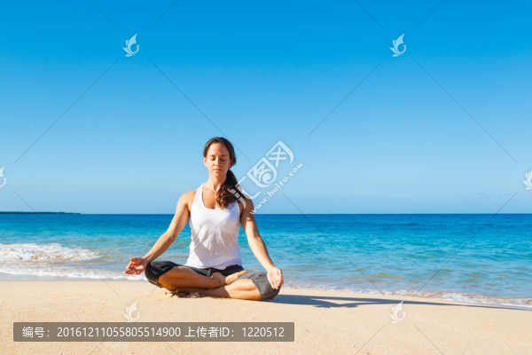 女人練瑜伽