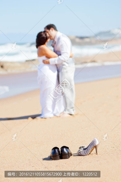 新郎親吻海灘新娘