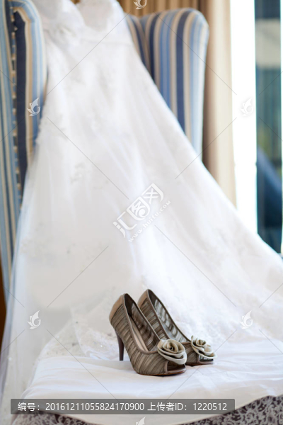 新娘的結(jié)婚禮服和鞋子