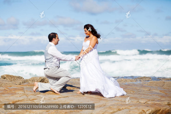 海灘上的新娘和新郎