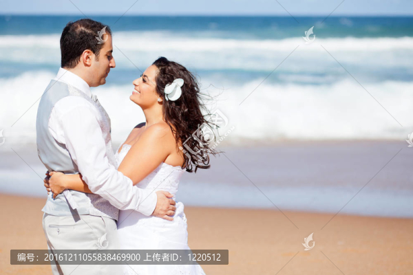 幸福的新婚夫婦在海灘