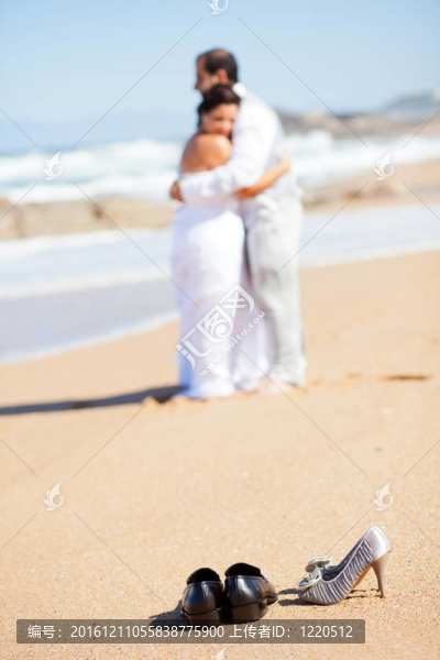 新娘和新郎擁抱海灘