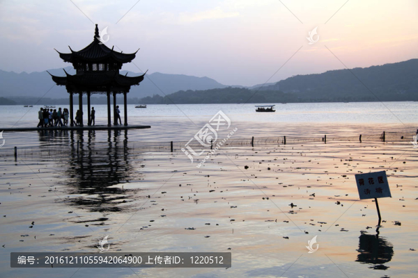 杭州寶塔與西湖