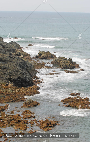 美麗的風(fēng)景中的海浪和巖石