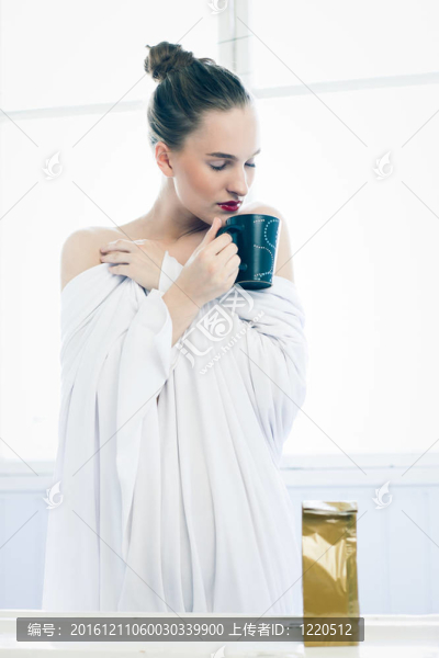 喝熱飲的女孩