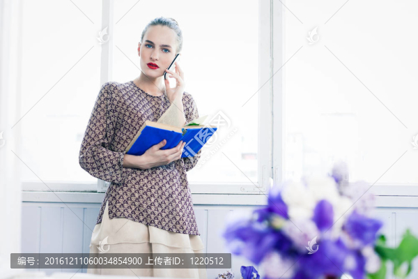 黑發(fā)女孩的電話
