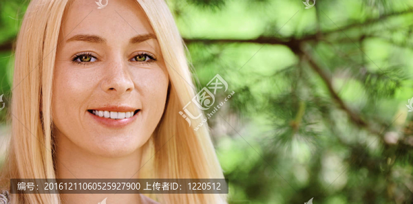 年輕的女人特寫