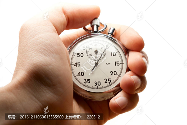 男性手持秒表