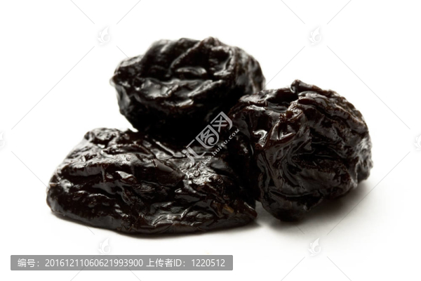 在白色背景的李子