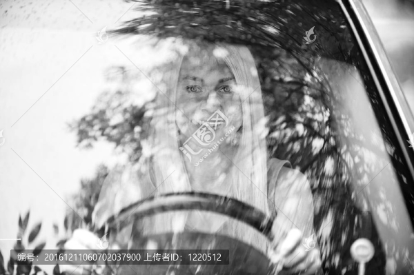 車?yán)锏哪贻p女人