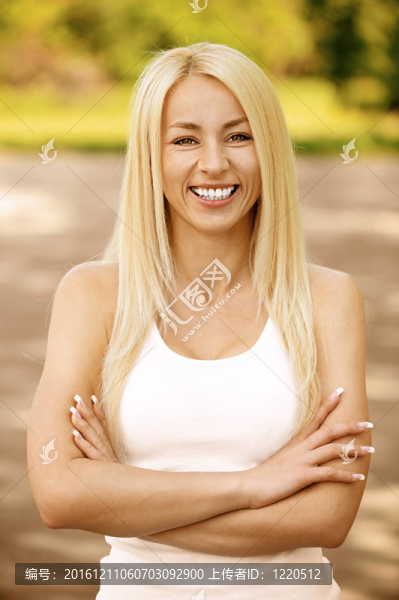 年輕女子微笑特寫