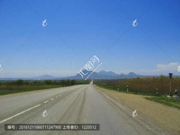 寬闊的公路和山脈。藍(lán)天白云