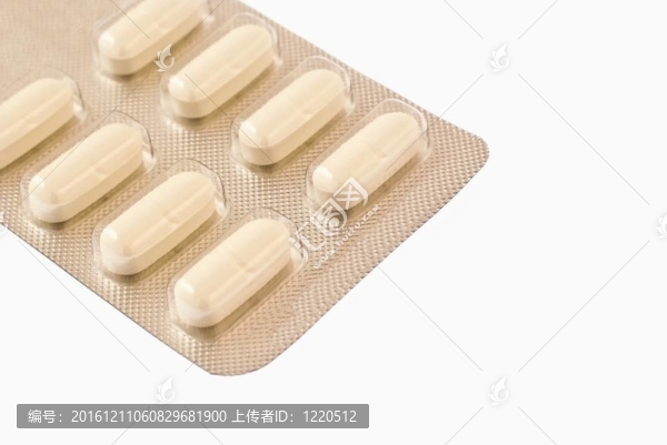 白色背景隔離藥片