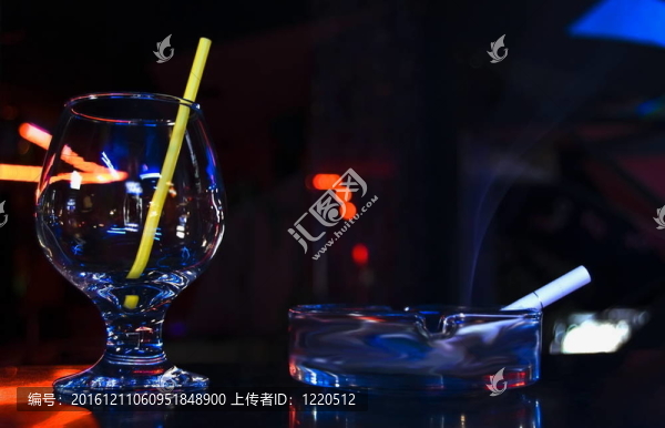 玻璃和香煙煙霧