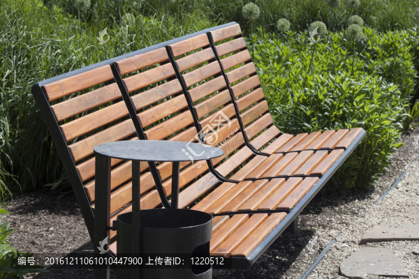 空板凳和骨灰臺(tái)