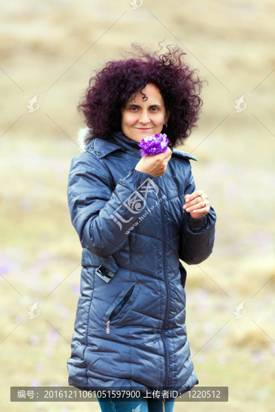 卷曲的紅發(fā)女人采摘鮮花