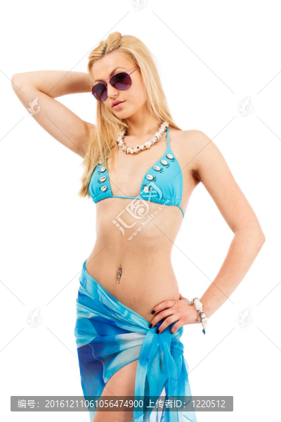 穿藍色泳裝的年輕女子