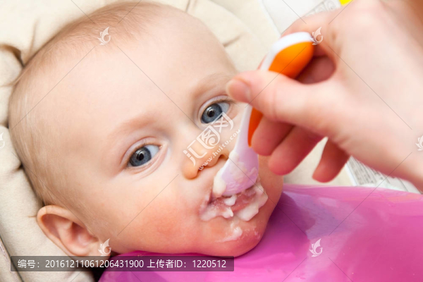 用勺子吃飯的男孩