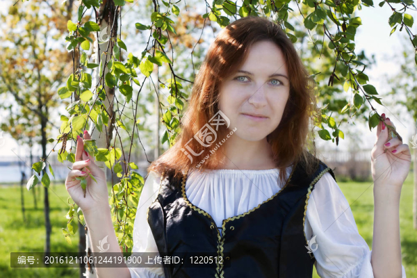 白樺附近的中世紀(jì)婦女