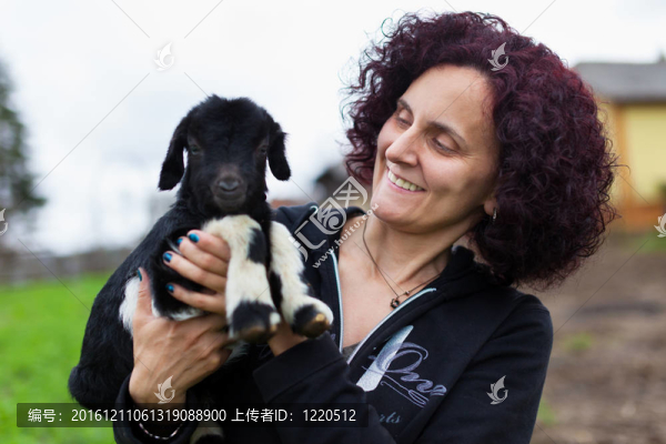 抱著小山羊的女人