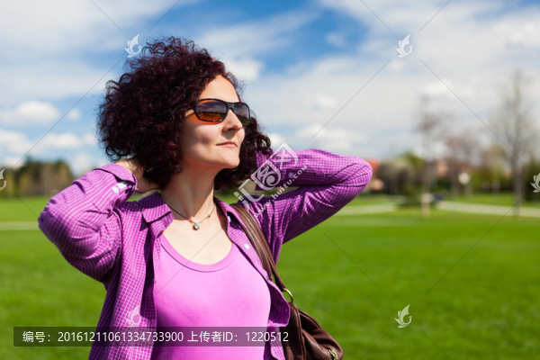 公園里的年輕女人