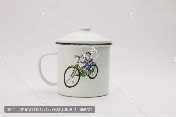 白底上的搪瓷杯