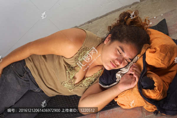 秘魯婦女睡在地板上