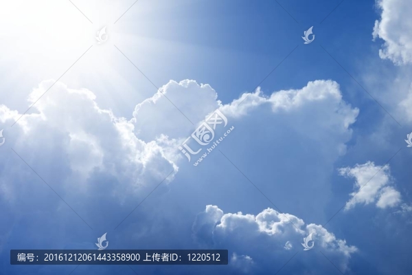 美麗的藍(lán)天與明亮的陽光