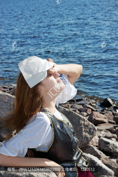 海邊的中世紀婦女