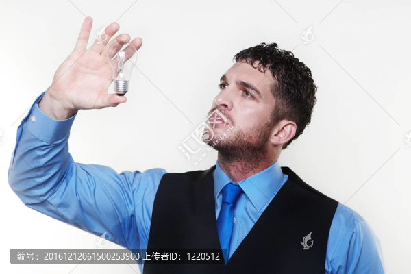 商人穿著襯衫和領帶在腰間外套
