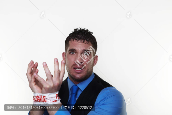 商人穿著襯衫和領帶在腰間外套