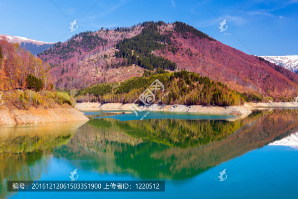 湖心島和山