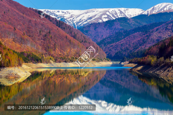 湖心島和山