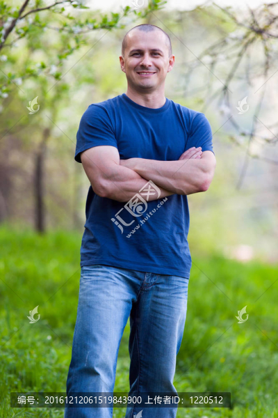 偷拍男子戶外
