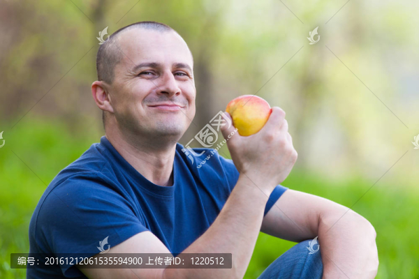 男人在戶外吃蘋果