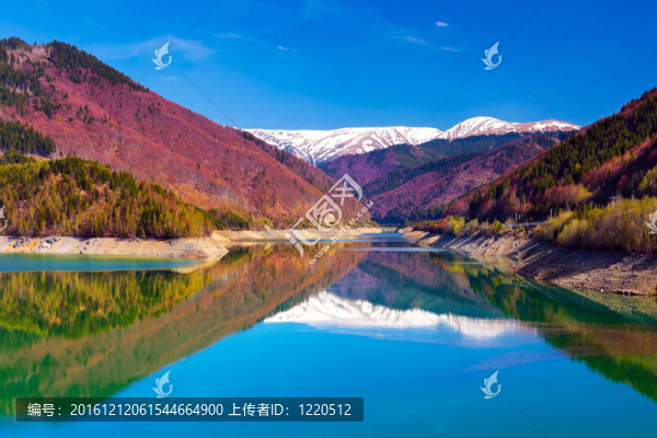 湖心島和山
