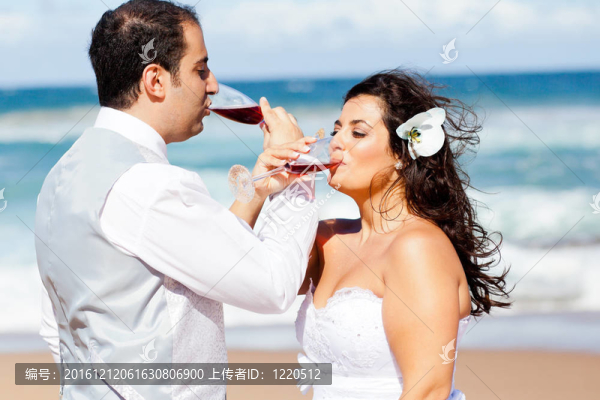 新婚夫婦喝香檳