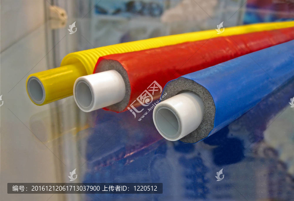 透明玻璃表面的彩色塑料電纜很少