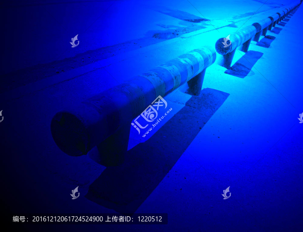 神秘的藍(lán)色光的道路上的障礙；危險(xiǎn)警告