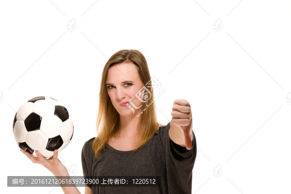在白色背景上豎起大拇指的女子