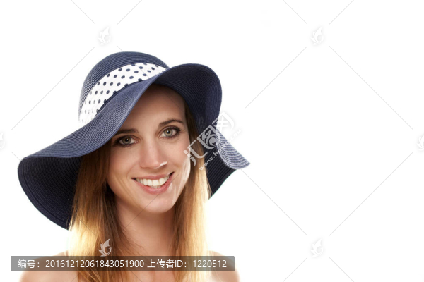 在白色背景上戴著一頂夏天帽子的女人的肖像