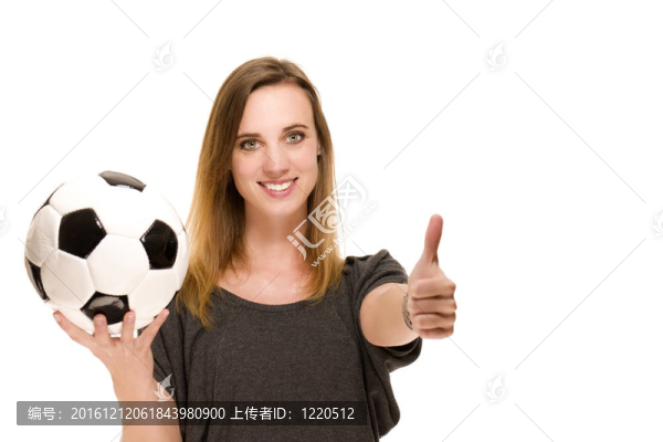 有足球的女子在白色背景上豎起大拇指