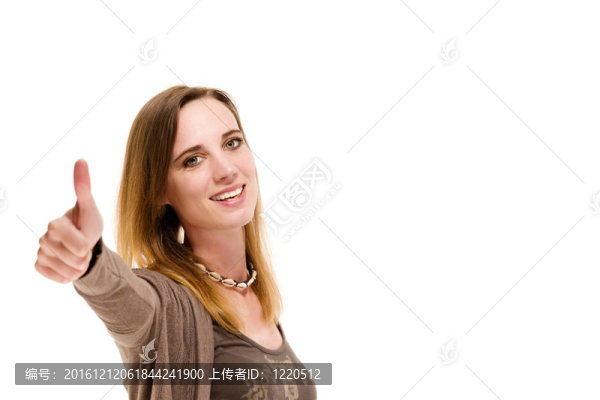 在白色背景上豎起大拇指的女人
