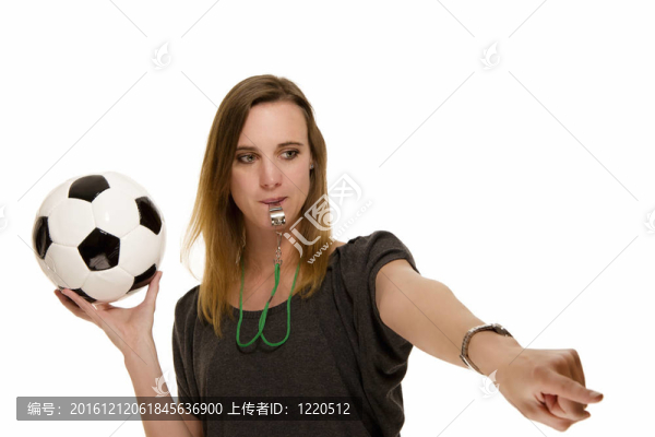 一個(gè)拿著橄欖球的女人指著白色背景的東西