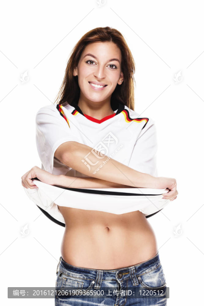 快樂美麗的女子將她的足球襯衫脫掉白色背景