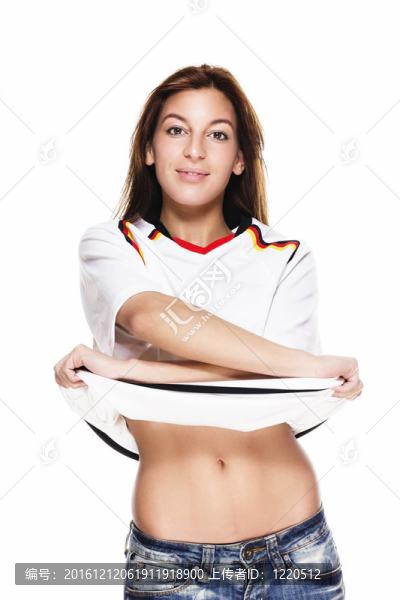 美麗的女子將她的足球襯衫脫掉白色背景