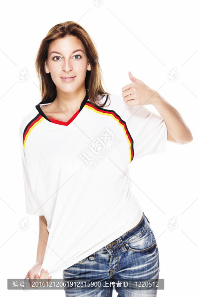 穿牛仔褲和足球衫的年輕女子在白色背景上豎起大拇指