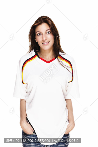 穿著白色背景的口袋里穿著足球衫的面帶微笑的婦女
