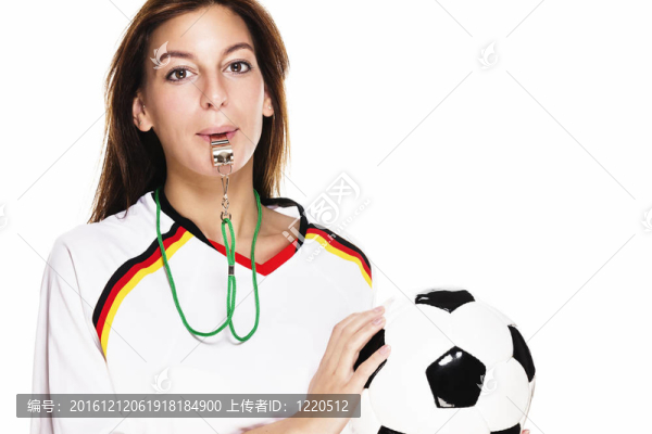 穿著白色足球服的足球運(yùn)動(dòng)員穿著白色背景的口哨